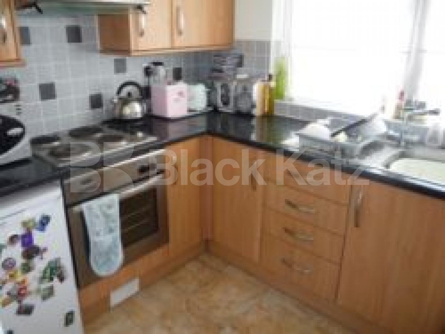 			BARGAIN ONE BED FLAT IN CENTRAL CROUCH END!, 1 Bedroom, 1 bath, 1 reception Flat			 Topsfield Parade, CROUCH END N8